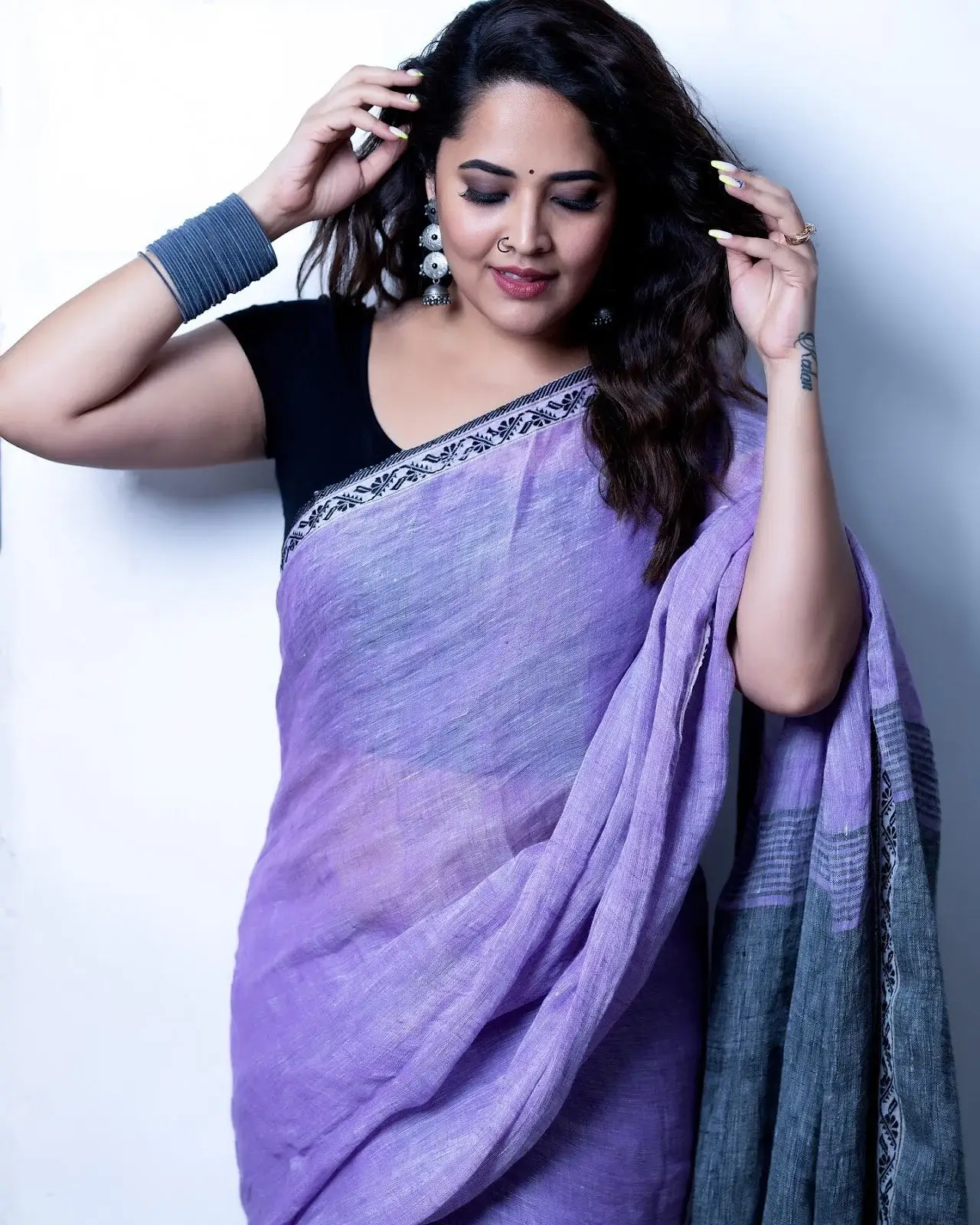 ANASUYA BHARADWAJ IMAGES IN TRADITIONAL VIOLET SAREE 2